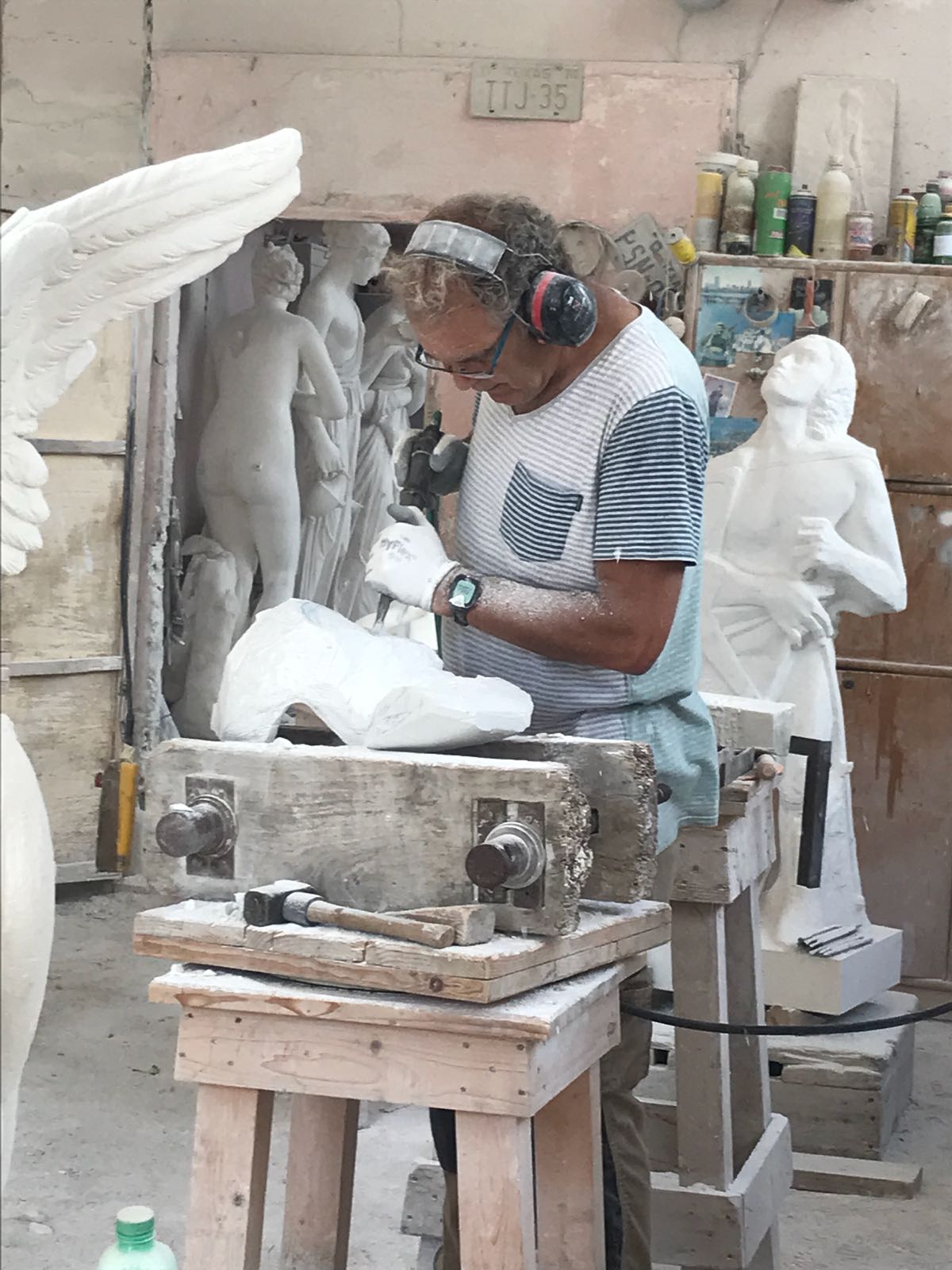 Jan van Hamersveld aan het werk in zijn atelier